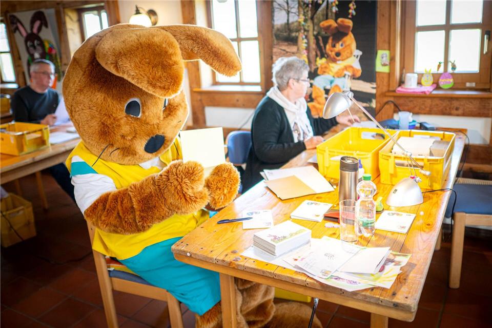 Das Team von „Hanni Hase“ hat viel zu tun vor Ostern. Sina Schuldt/dpa