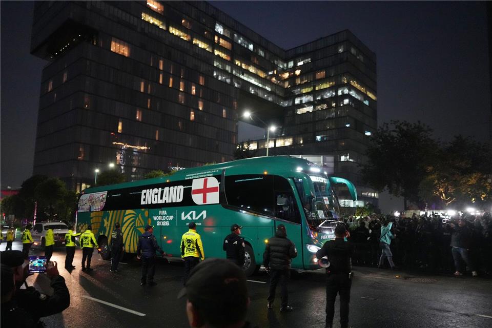 Das Teamhotel der Engländer war ein Anziehungspunkt.Eduardo Verdugo/AP/dpa