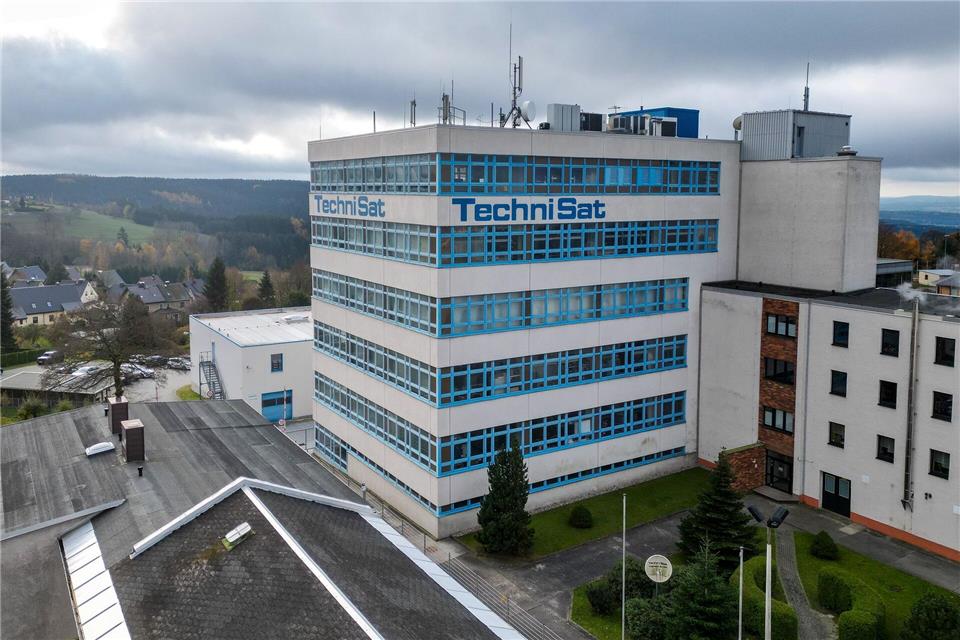 Raumfahrtunternehmen übernimmt TechniSat-Werk im Vogtland  Das Technisat-Werk in Schöneck bekommt einen neuen Eigentümer: Das Raumfahrtunternehmen OHB. (Archivbild)Jan Woitas/dpa