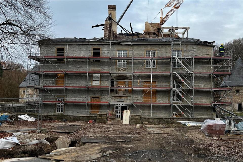 Das Technische Hilfswerk (THW) hat die Reste des verkohlten Dachstuhls komplett abgetragen.-/Feuerwehr Velbert/dpa