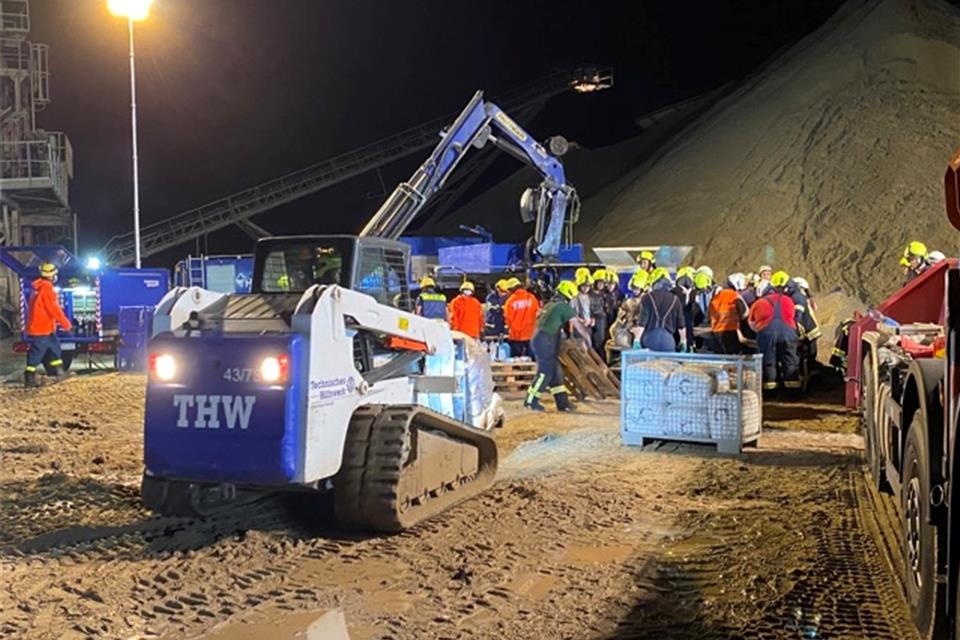 Das Technische Hilfswerk half mit, Tausende von Sandsäcken zu befüllen, hier in Kevelaer. 
