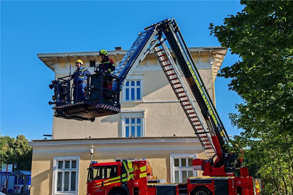 Riss im Mauerwerk: Bahnhof Ratzeburg gesichert  Das Technische Hilfswerk überprüfte die Standfestigkeit des Bahnhofs.Carsten Neff/dpa