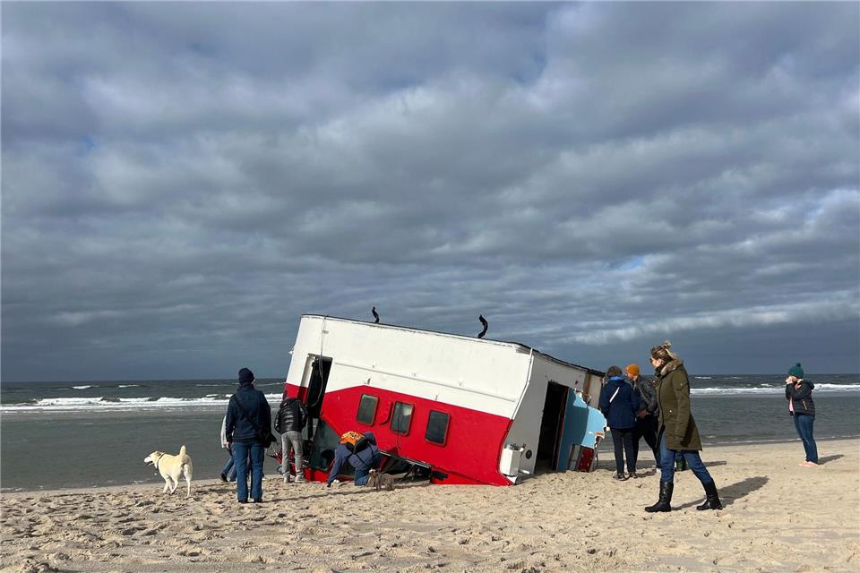 Bootsaufbau auf Sylt angespült Das Teil liegt bei Hörnum am Strand.Lea Albert/dpa