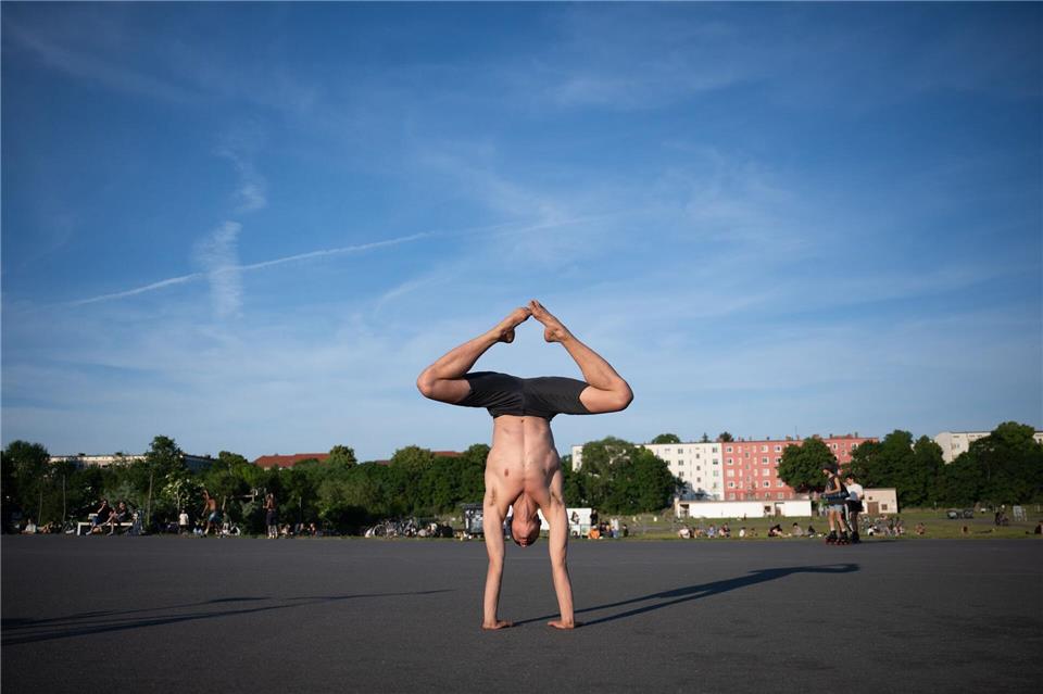 Das Tempelhofer Feld wird zu sehr unterschiedlichen Freizeitaktivitäten genutzt. (Archivfoto)Sebastian Gollnow/dpa