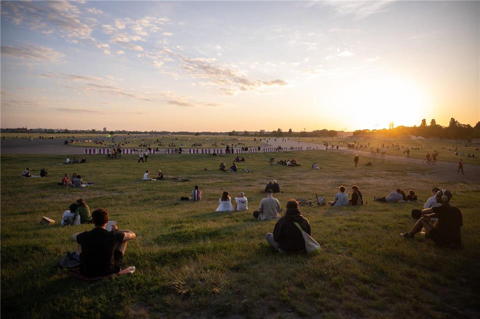 Das Tempelhofer Feld wird zur Bühne für das Berlin Circus Festival“. (Archivbild) Sebastian Gollnow/dpa