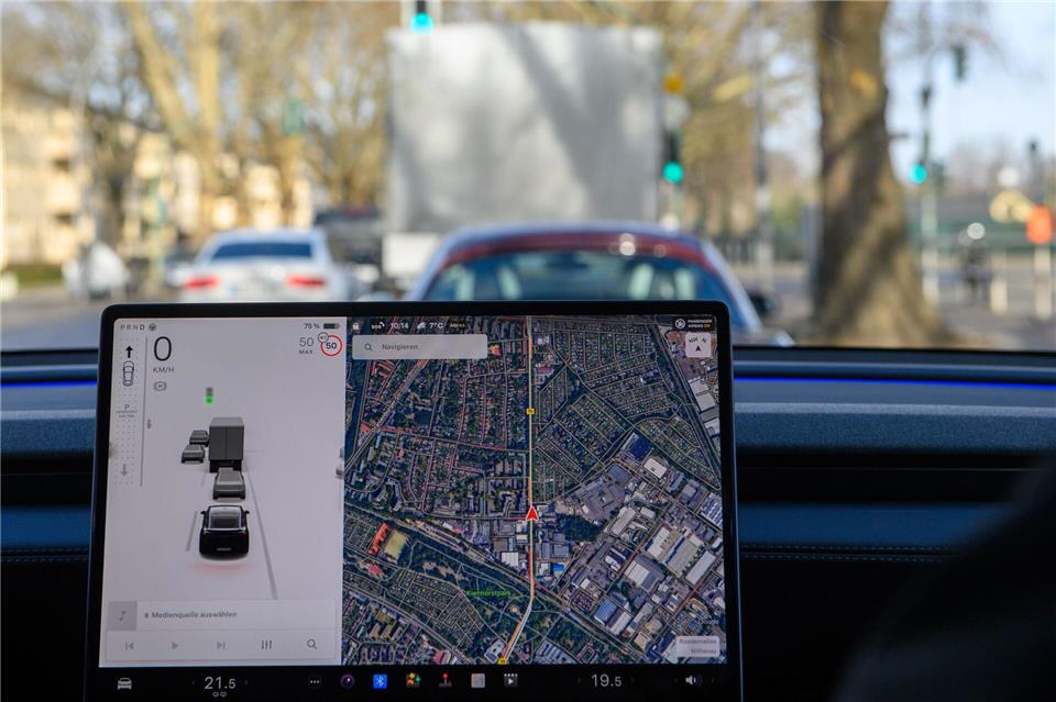 Das Tesla Model Y „Juniper“ beobachtet ständig die Verkehrsumgebung.Klaus-Dietmar Gabbert/dpa-tmn