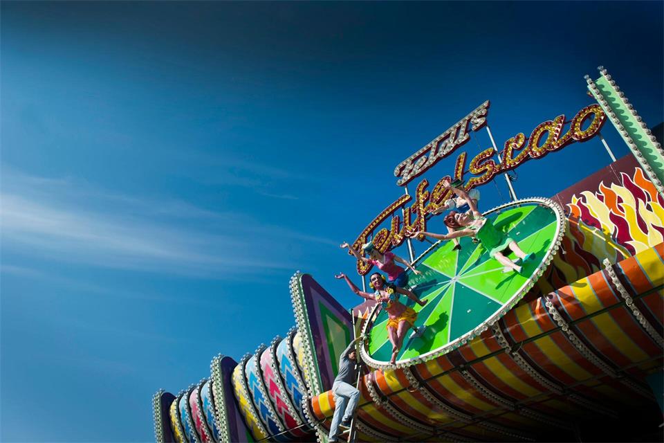 Das Teufelsrad auf dem Münchner Oktoberfest hat die Figuren über dem Eingang überarbeitet. Hier sind sie im ursprünglichen Zustand zu sehen.picture alliance / dpa