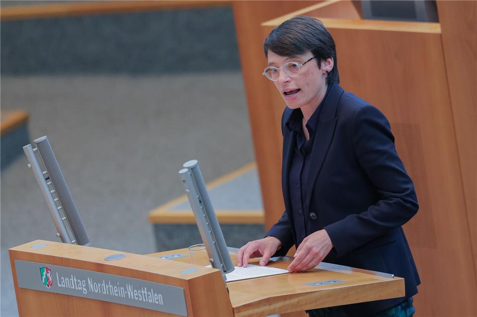 Ministerin schließt Extra-Kita-Gebühren vor Einschulung aus Das Thema Kita-Gebühren erregt die Gemüter: Nordrhein-Westfalens Familienministerin Josefine Paul dementiert angeblich bevorstehende Zusatz-Kosten für die Eltern. (Archivbild)Rolf Vennenbernd/dpa