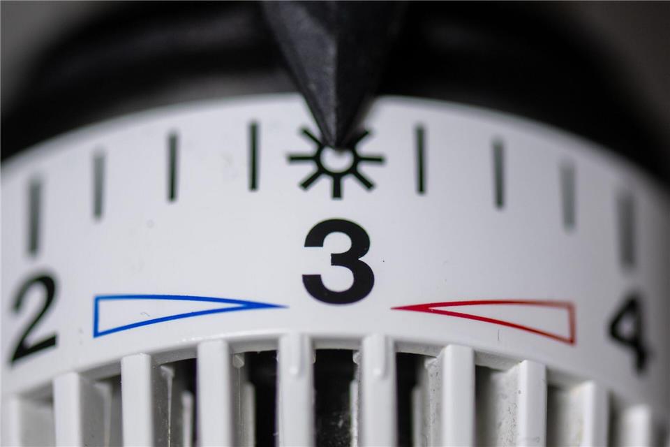 Das Thermostat einer Heizung steht auf Stufe drei, das entspricht rund 20 Grad Raumtemperatur - in vielen Ministerien Höchsttemperatur (Symbolfoto)Hendrik Schmidt/dpa