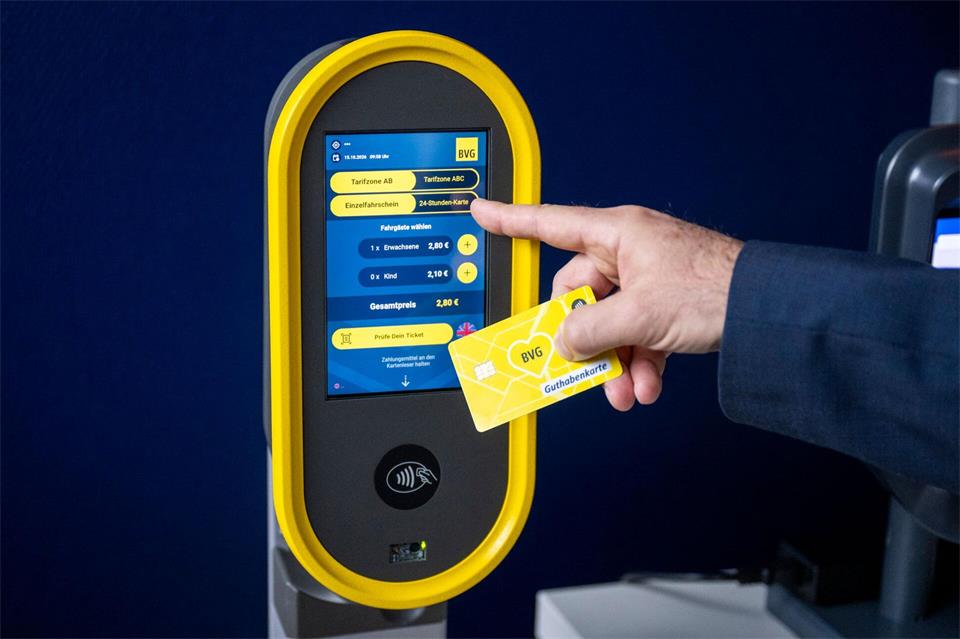 Das Ticket-Angebot auf den kleinen Geräten soll begrenzt sein. Christophe Gateau/dpa