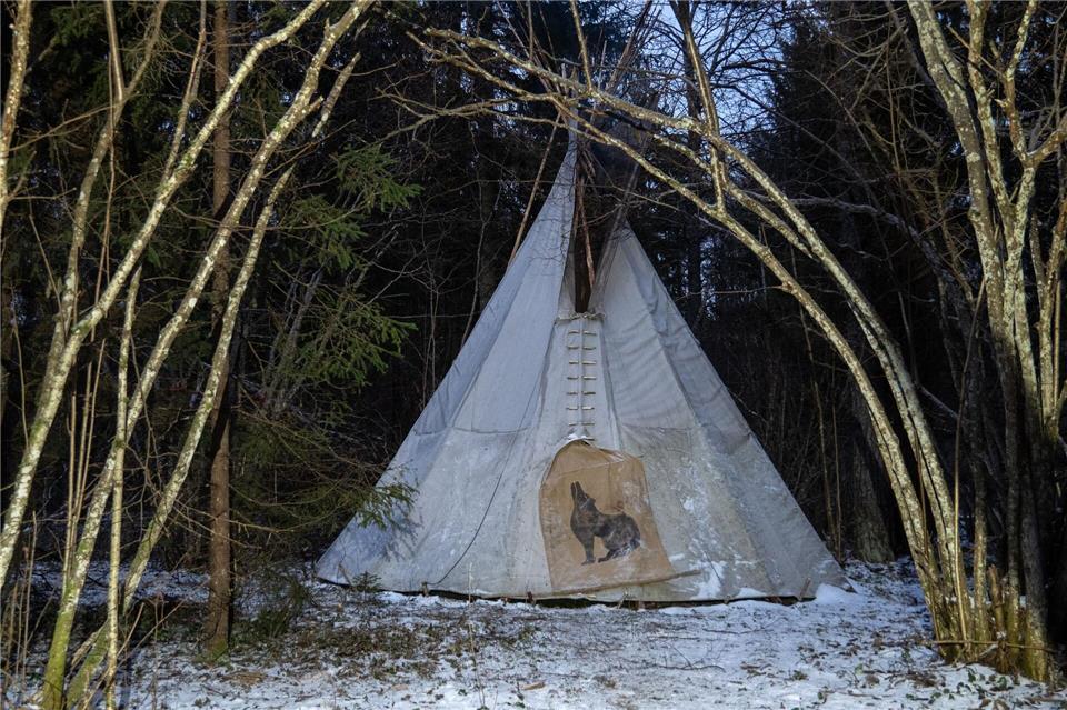 Das Tipi von Marko Aleksejev: selbstgebaut und spartanisch ausgestattet. Andreas Drouve/dpa-tmn