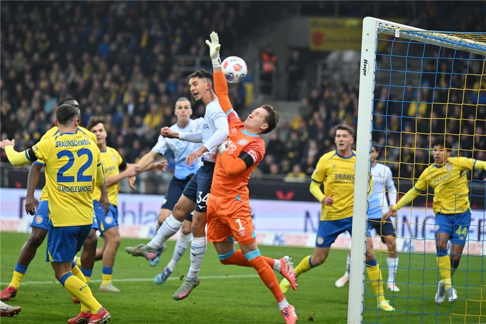Das Tor zum 0:1: Bochums Cajetan Lenz ist eher am Ball als Braunschweigs Torwart Ron-Thorben Hoffmann.Swen Pförtner/dpa