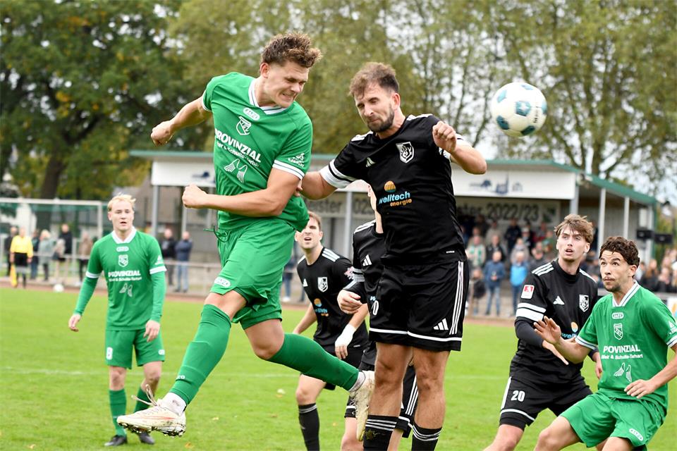 Das Tor zum 3:1 für den TSV Raesfeld: Finn Olbing (links) steigt höher als Maximilian Pelle.