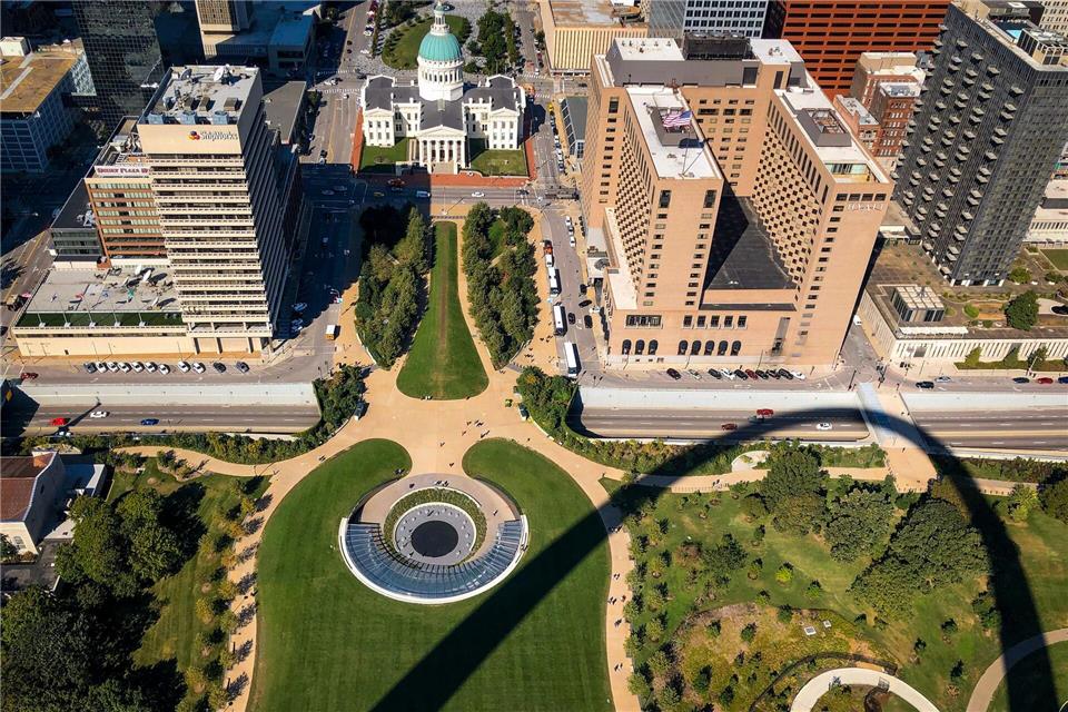 Das Tor zum Westen: Der Gateway Arch ist das Wahrzeichen von St. Louis - und ja, man kann im Inneren bis auf 192 Meter Höhe fahren und sehen, was für einen großen Schatten der riesige Bogen auf die Stadt wirft.Ralf Johnen/dpa-tmn