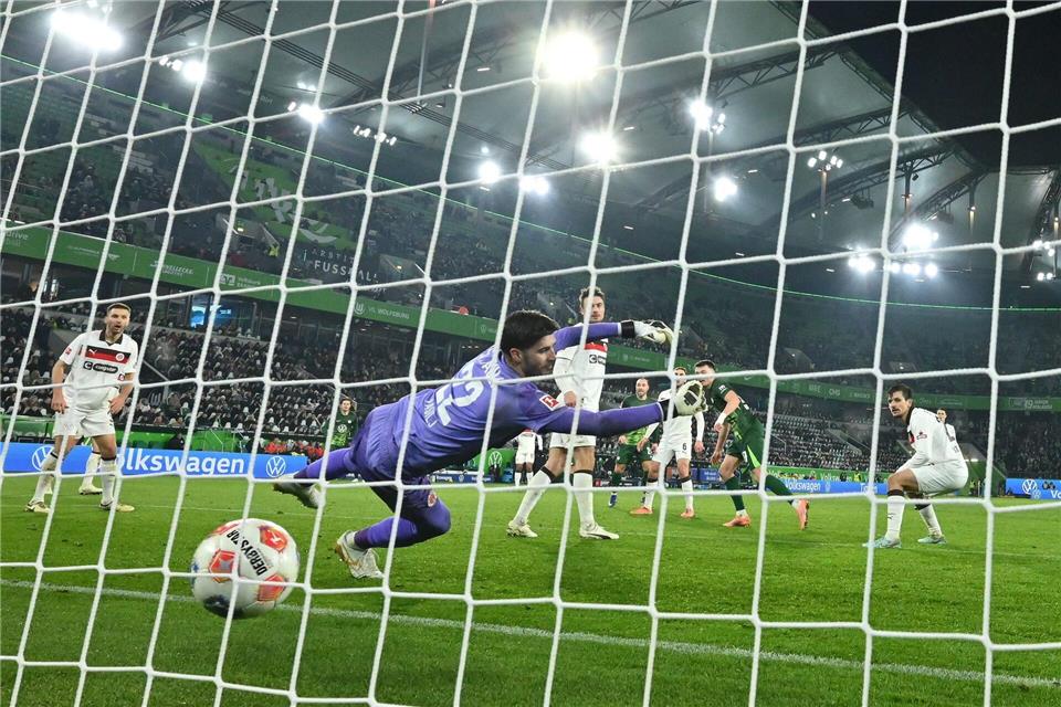 Das Tor zur St.-Pauli-Niederlage: Dzenan Pejcinovic trifft zum 2:1 für den VfL Wolfsburg.Swen Pförtner/dpa
