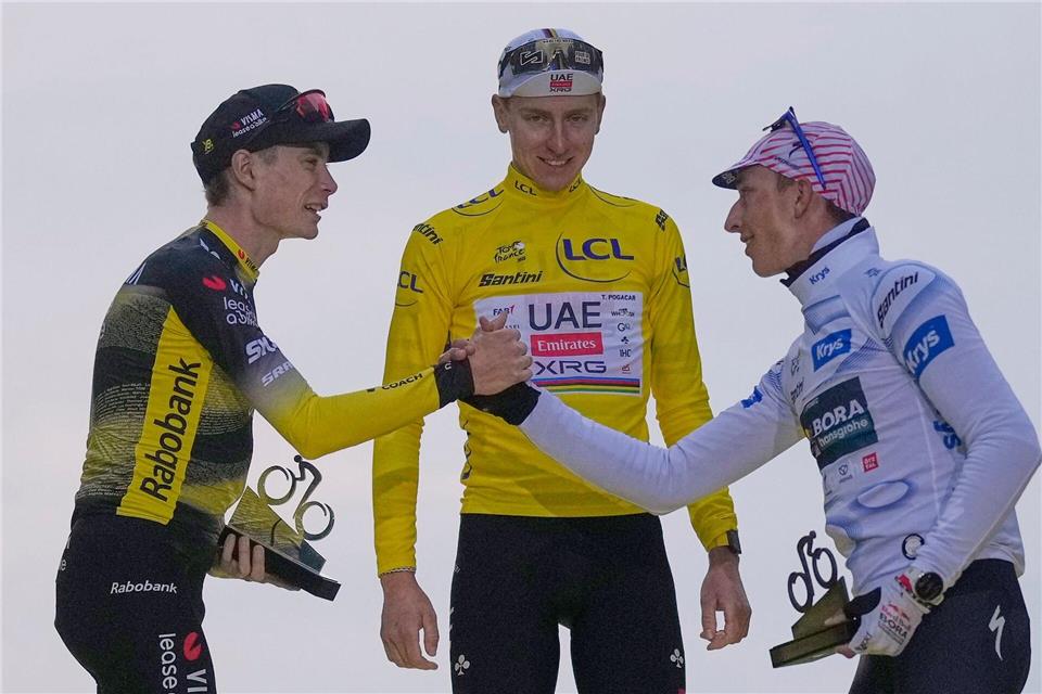 Das Tour-Podium des vergangenen Jahres: Sieger Tadej Pogacar (M), der Zweite Jonas Vingegaard und der deutsche Dritte Florian Lipowitz (r).Mosa’ab Elshamy/AP/dpa
