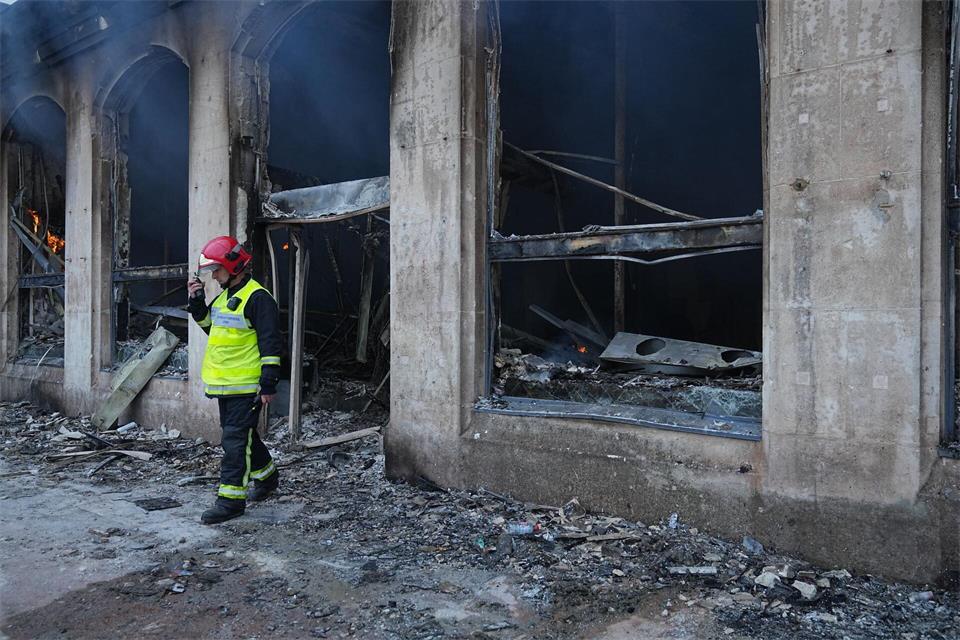 Das Tourismusbüro in Lyon wurde durch ein von Randalierern gelegtes Feuer vollständig zerstört.Laurent Cipriani/AP/dpa