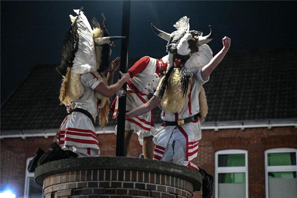 Das Traditionsfest Klaasohm auf Borkum endet mit dem Sprung der Klaasohms in die Menschenmenge von einer Säule im Zentrum des Orts.Lars Penning/dpa