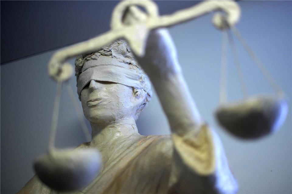 Das Tragen der Robe soll künftig in Thüringen die Unabhängigkeit und Neutralität der Arbeit von Rechtspflegern unterstreichen. (Symbolbild)Peter Steffen/dpa