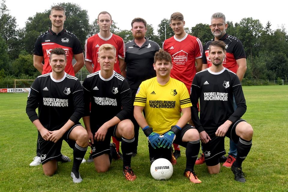 Das Trainer-Team des B-Kreisligisten SuS Hochmoor mit den Neuzugängen: (oben von links) Co-Trainer Robin Schultewolter, Malte Elkemann, Trainer Jochen Kloster, Phil Tingler, Co-Trainer Christian Tingler. Unten von links: Dennis Krampe, Jonas Böyer, Mike-Fabio Schöning, Thomas Schulze Spüntrup.