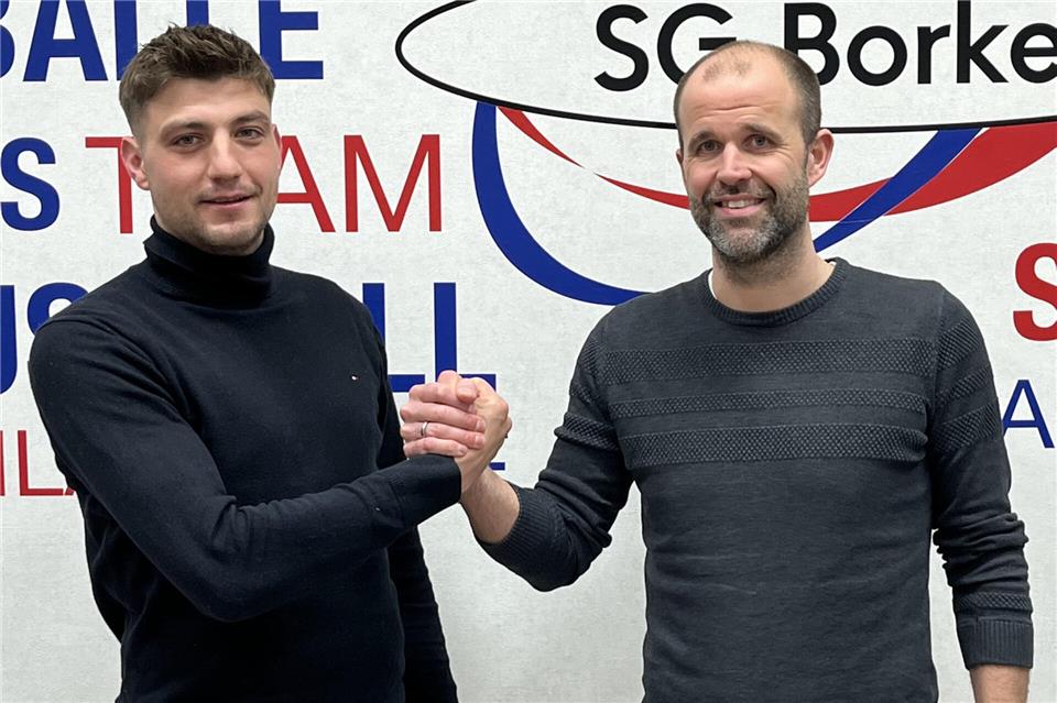 Das Trainerteam der SG Borken für die kommende Saison: Tim Döking (links), derzeit noch beim A-Ligisten VfL Ramsdorf, wird Chefcoach Bernd Olbing als spielender Co-Trainer assistieren.