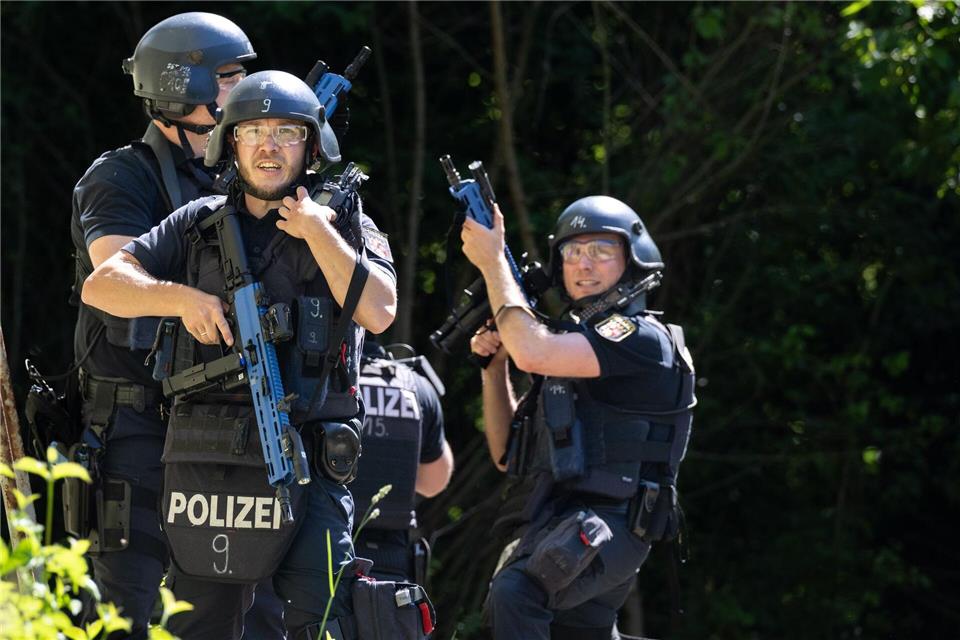 Das Training ist wichtig, um für den Ernstfall gewappnet zu seinBoris Roessler/dpa