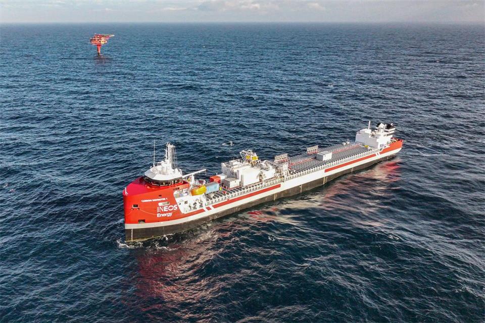 Das Transportschiff Carbon Destroyer 1 bringt das flüssige CO2 zur ausgedienten Ölplattform Nini West in der Nordsee vor Dänemark. (Handout)Handout / Berlin/INEOS Energy/dpa