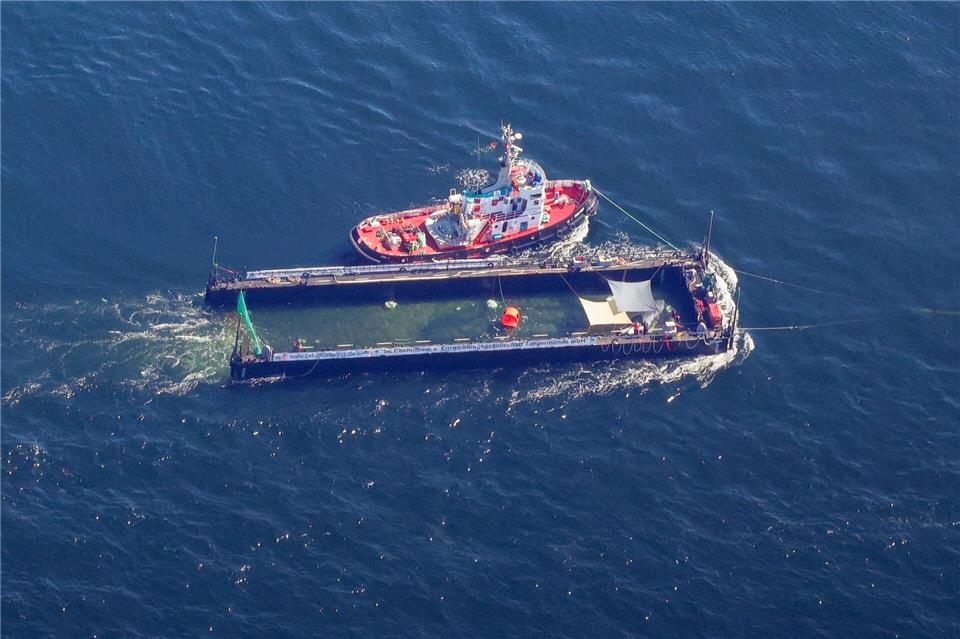Das Transportschiff mit dem Wal ist seit mehreren Tagen unterwegs.Christoph Reichwein/dpa