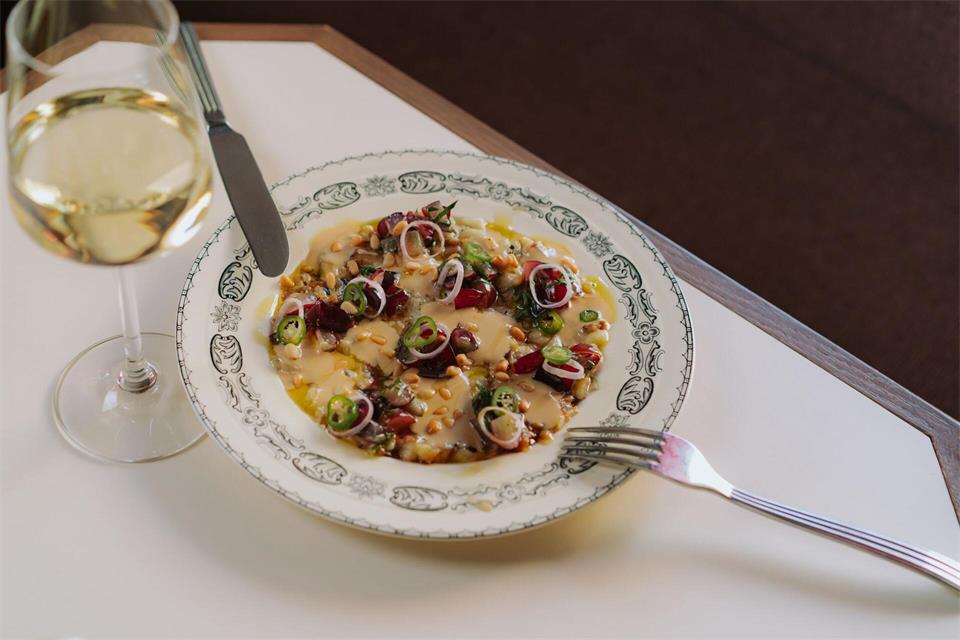 Das Trauben-Gremolata ist bei dem Carpaccio im „béné by Benedict“ der spannende Twist zu den cremigen Auberginen-Scheiben.  Studio Kroll/dpa-tmn