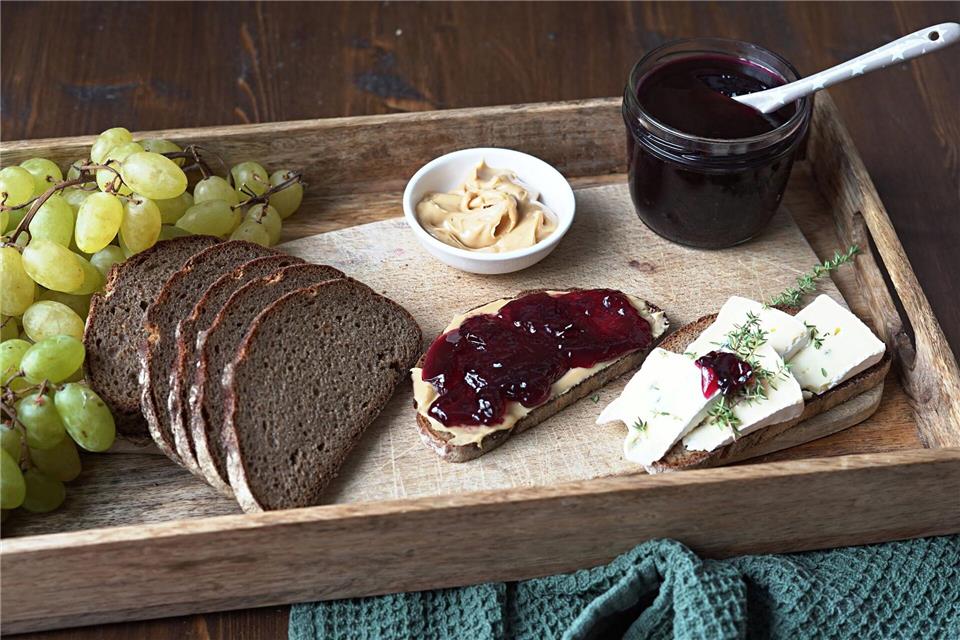 Das Traubengelee wird in sterile Gläser abgefüllt. Der leckere Aufstrich schmeckt pur auf frischem Brot, auf Peanut Butter oder auf Käse. Mareike Pucka/biskuitwerkstatt.de/dpa-tmn