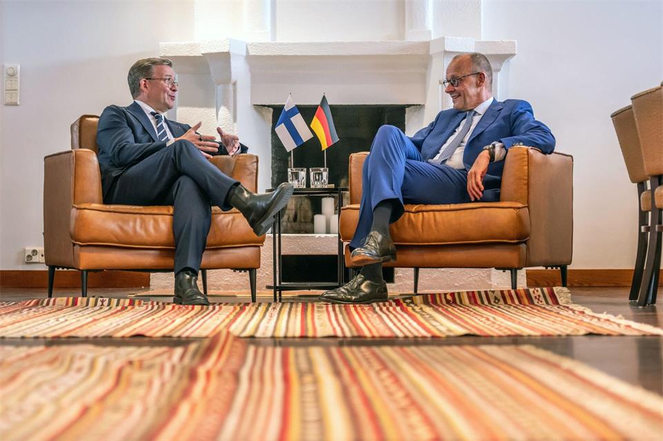 Das Treffen mit dem finnischen Ministerpräsidenten Petteri Orpo (l) war für Kanzler Friedrich Merz der Gipfel-Auftakt.Michael Kappeler/dpa