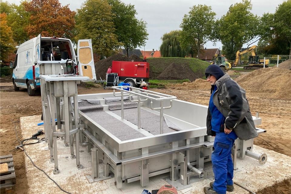 Das Tretbecken auf dem Gelände des Bürgerparks am Freiter Pättken ist installiert worden.