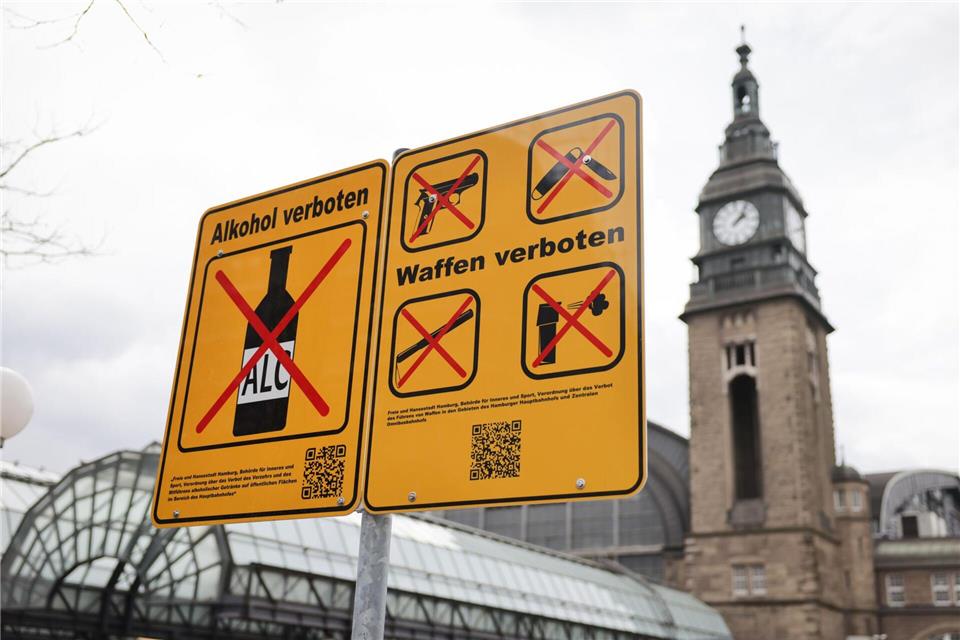 Das Trinken von Alkohol ist jetzt nicht nur am Hamburger Hauptbahnhof, sondern auch in weiten Teilen des Stadtteils St. Georg verboten. (Archivbild)Christian Charisius/dpa