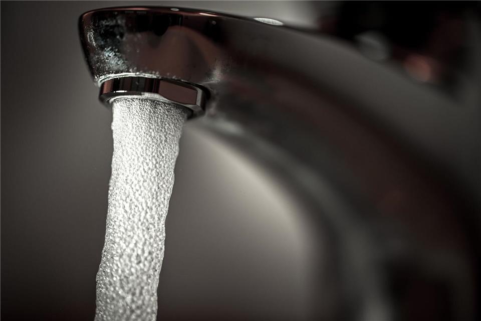 Das Trinkwasser in mehreren mittelhessischen Ortschaften muss bis auf weiteres abgekocht werden. (Symbolfoto) Felix Kästle/dpa