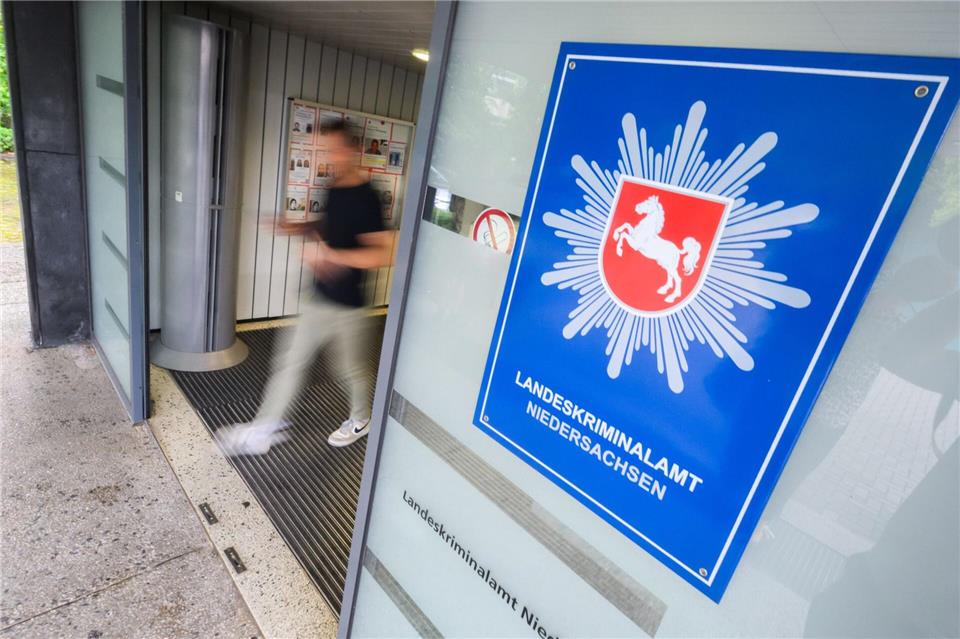 Das Trio Daniela Klette, Staub und Garweg soll in Arztpraxen bar bezahlt haben. Die Ermittler hoffen auf neue Hinweise. (Archivbild)Julian Stratenschulte/dpa
