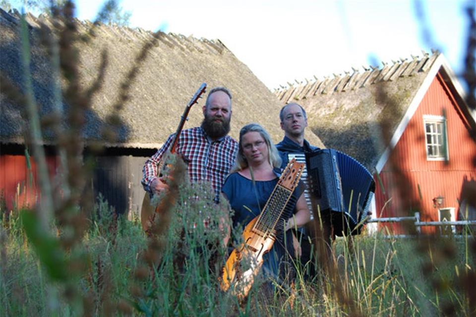Das Trio Larsson/Mayr tritt bei gutem Wetter auf der Kulturwiese auf, sonst im Zelt.