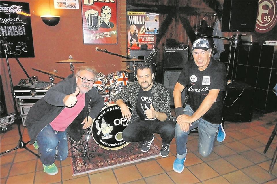 Das Trio „Opa kommt“ holt heute Abend auf dem Rathausplatz das ausgefallene Konzert nach.
