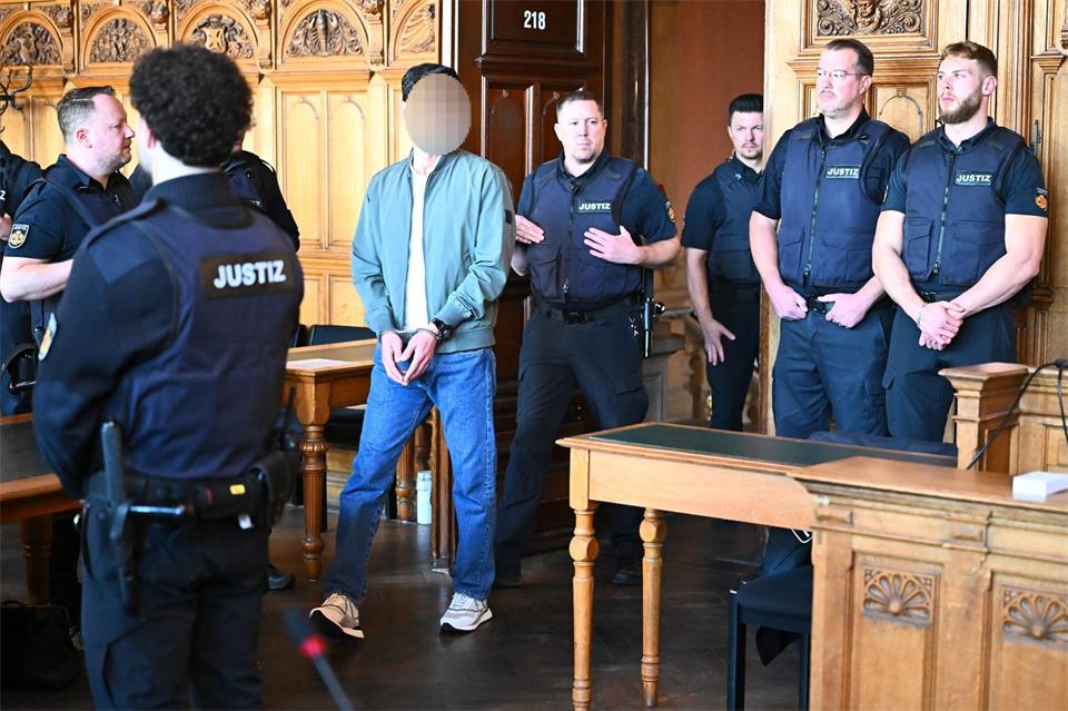 Das Trio soll die Tat gemeinschaftlich begangen haben. Sina Schuldt/dpa