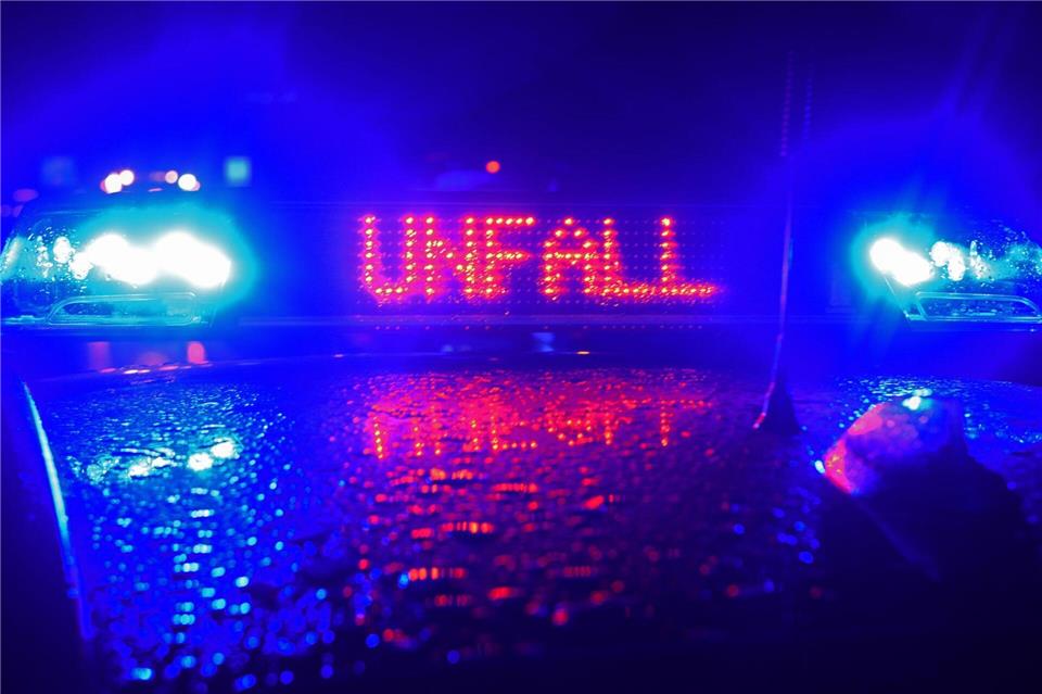 Das Trümmerfeld auf der Straße erstrecke sich über 400 Meter, sagte ein Sprecher der Polizei. (Symbolbild)Stefan Puchner/dpa