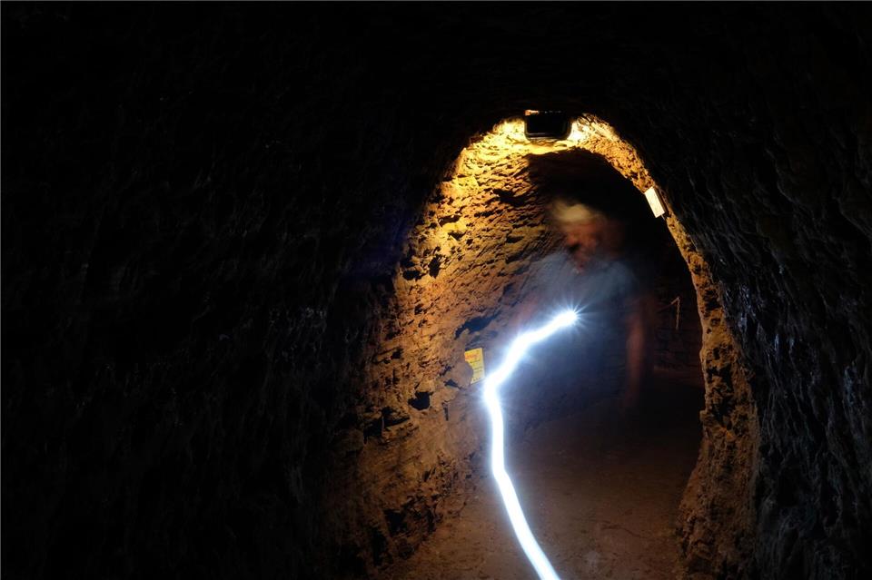 Das Tunnelsystem unter Mendig ist weit verzweigt - und man kann schnell die Orientierung verlieren. (Symbolbild)Sebastian Willnow/dpa-Zentralbild/dpa