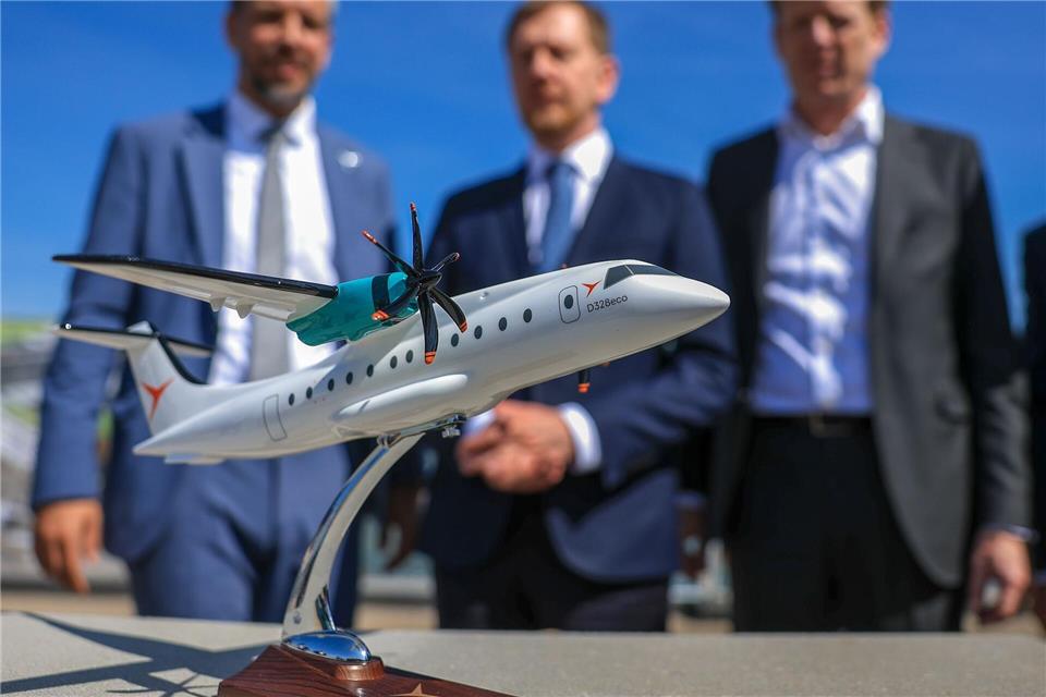 Das Turbopropflugzeug D328eco ist für rund 40 Passagiere und kurze Strecken ausgelegt (Archivbild)Jan Woitas/dpa