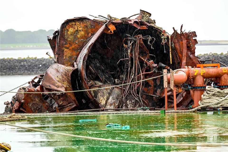 Archäologen-Zorn wegen U-Boot-Bergung Das U-Boot U16 zerbrach bei der Aktion in zwei Teile.Sina Schuldt/dpa