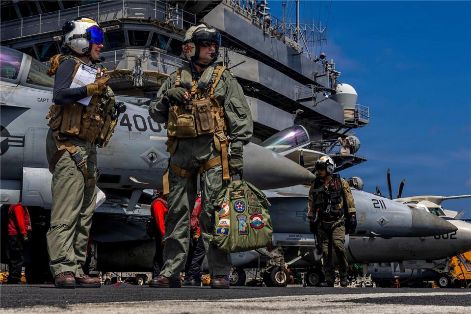 Das US-Militär hat die zweite Nacht in Folge Ziele im Iran angegriffen. (Archivbild)Seaman Daniel Kimmelman/US Navy/AP/dpa
