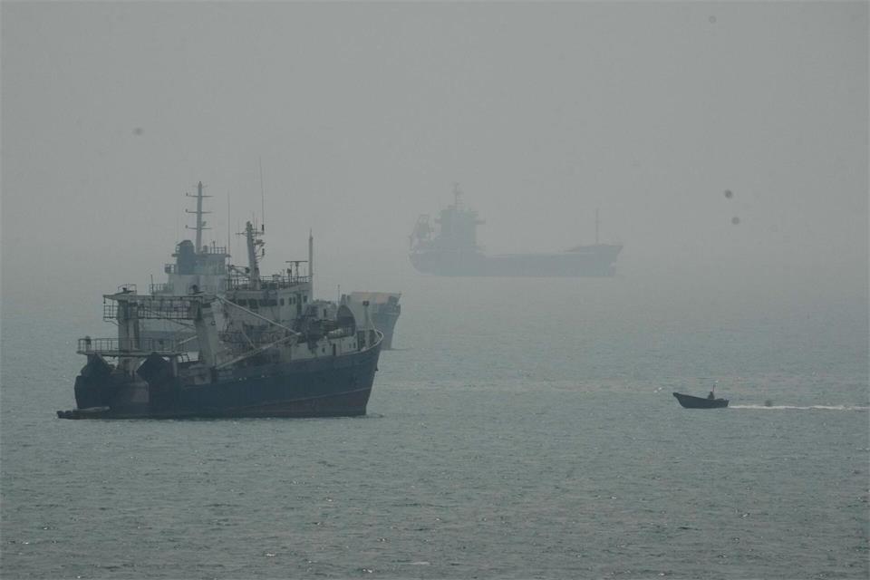 Das US-Militär hat nach eigenen Angaben erneut iranische Tanker angegriffen. (Archivbild) Vahid Salemi/AP/dpa