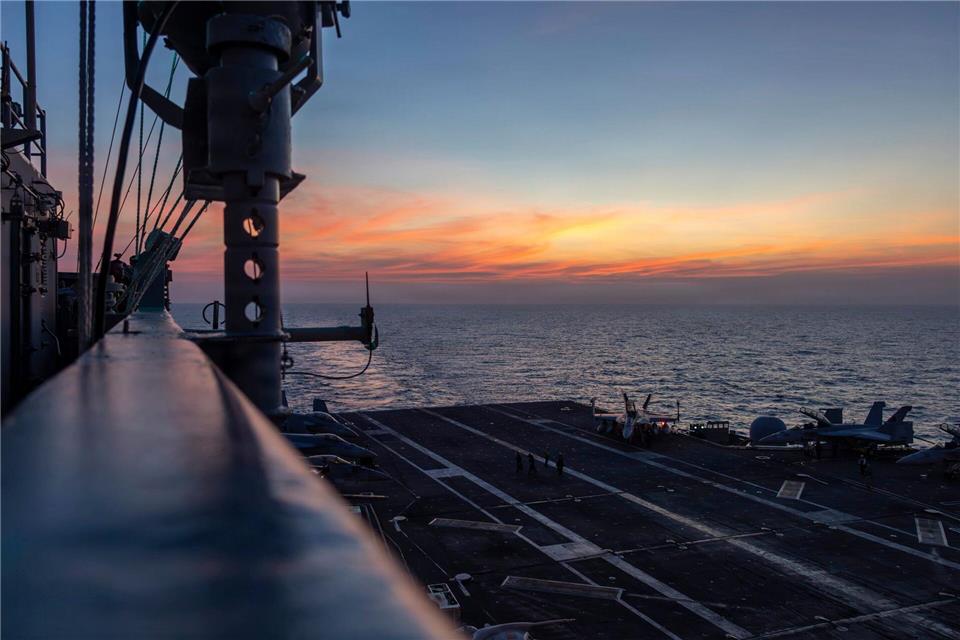 Das US-Militär hat unter anderem den Flugzeugträger „USS Abraham Lincoln“ in die Region verlegt. (Archivbild) Seaman Angel Campbell/US Navy/AP/dpa