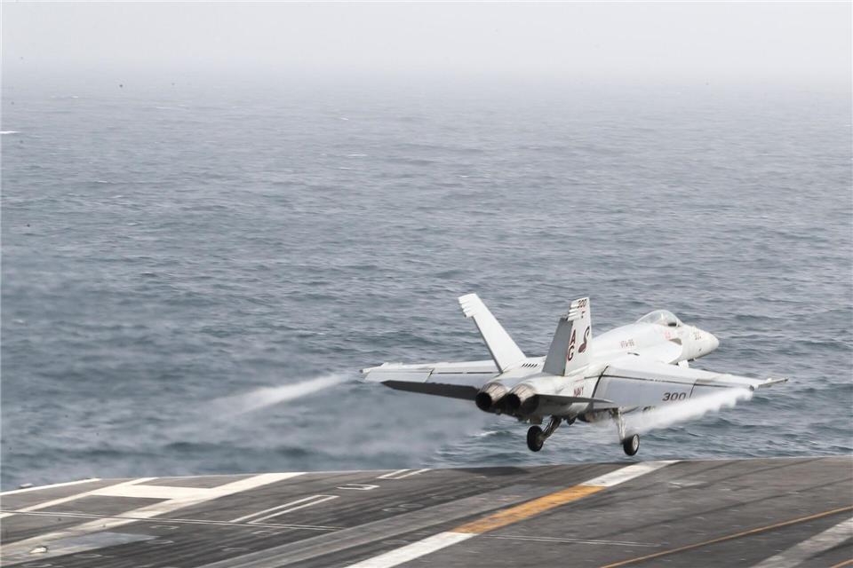 Das US-Militär wehrte nach eigenen Angaben iranische Raketen und Drohnen ab. (Symbolbild)MCSN Dan Snow/Navy Office of Information/dpa