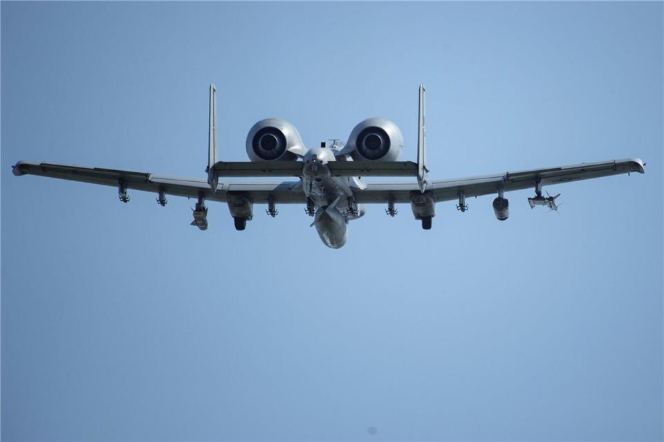 Das US-Militär will das betagte aber bewährte Flugzeug vom Typ A-10 weiterhin nutzen. (Archivbild)Gregor Fischer/dpa