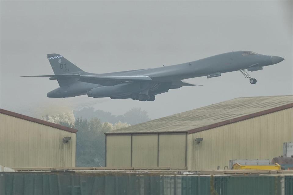 Das US-Militär zog jüngst überraschend alle seine Langstreckenbomber von dem Stützpunkt in Großbritannien ab. (Archivbild)Alastair Grant/AP/dpa