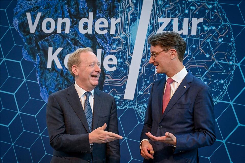 Das US-Softwareunternehmen Microsoft will Lehrkräfte, Auszubildende und Finanzverwaltungsbeschäftigte in Nordrhein-Westfalen im Umgang mit Künstlicher Intelligenz schulenSoeren Stache/dpa