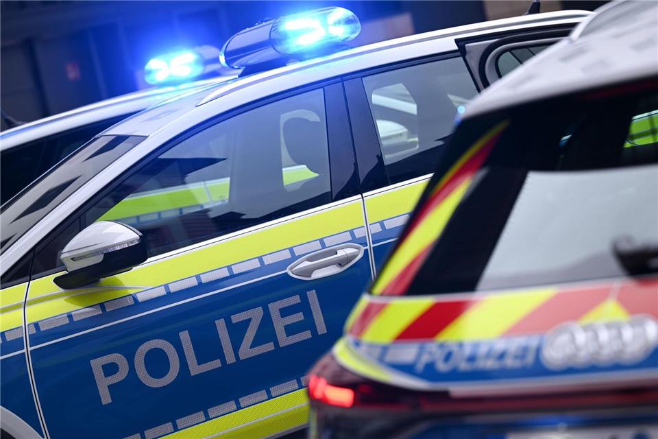 Das Überholmanöver führte zu einer Gefahrenbremsung im Gegenverkehr. (Symbolbild)Arne Dedert/dpa
